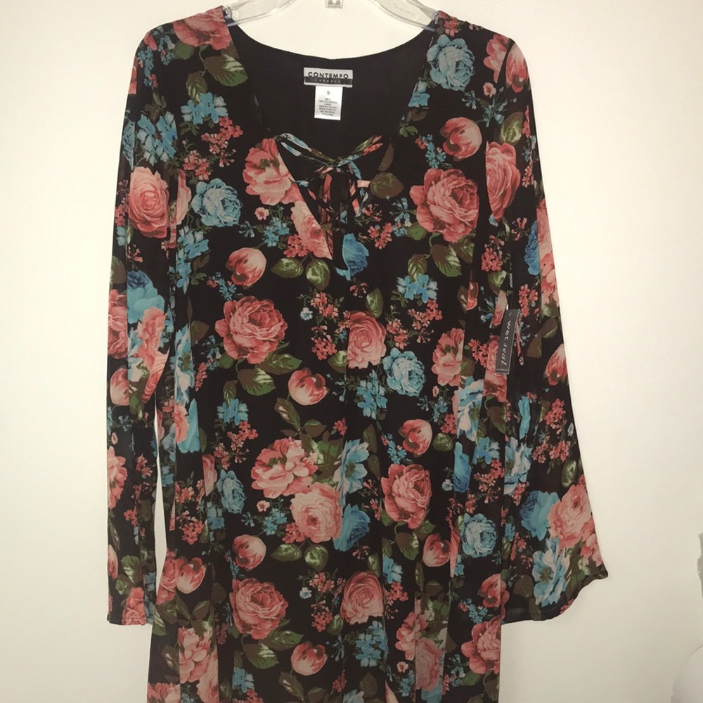 🆕Super cute, lace up floral dress